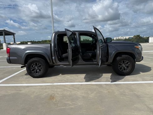 Used 2017 Toyota Tacoma TRD Sport w/ Tow Package RWD image 19