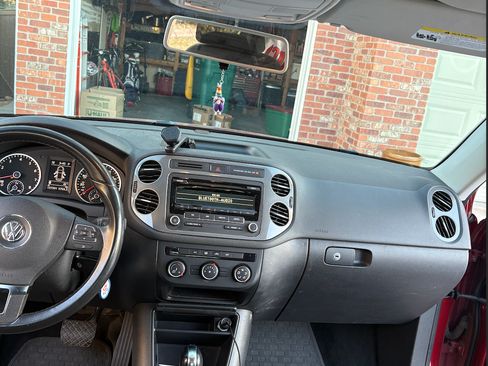 Used 2014 Volkswagen Tiguan S image 18