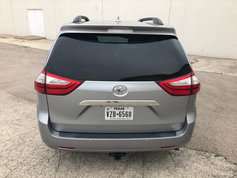Used 2016 Toyota Sienna Limited Premium image 5