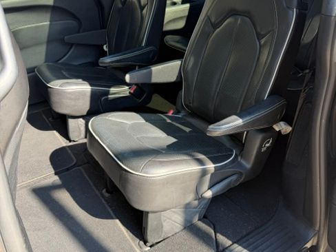 Used 2020 Chrysler Pacifica Limited w/ Advanced Safetytec Group FWD image 6
