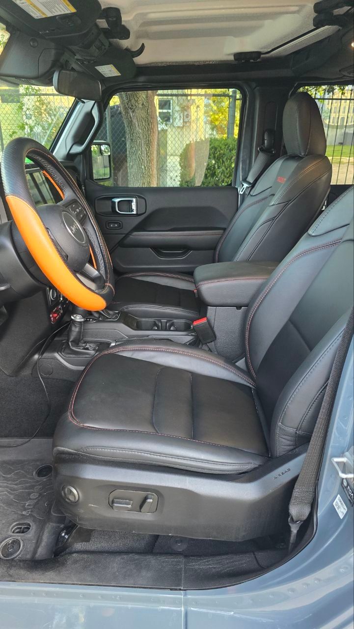 Used 2025 Jeep Gladiator Rubicon w/ Convenience Group AWD/4WD image 9