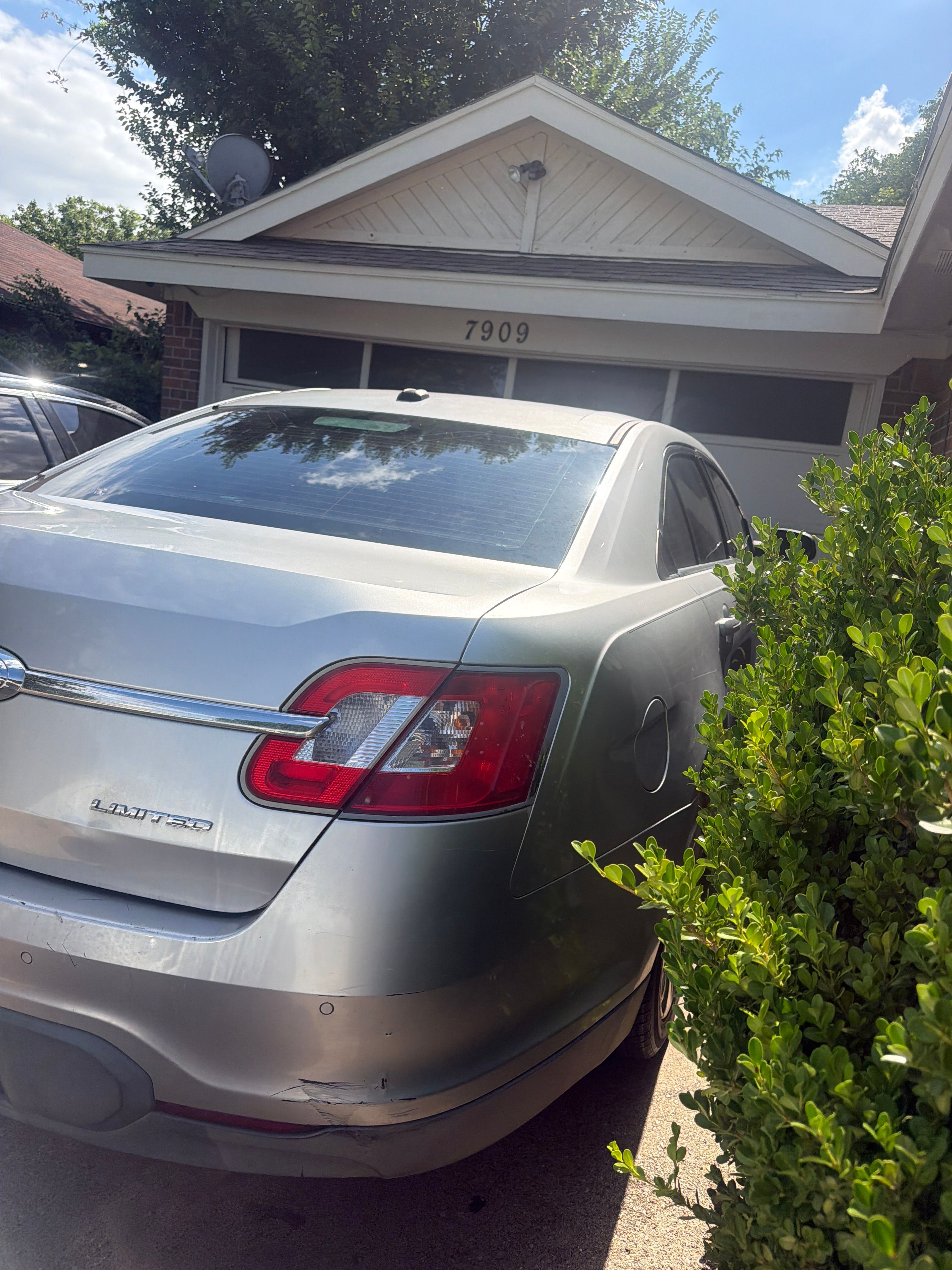Used 2010 Ford Taurus Limited FWD image 2