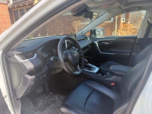 Used 2020 Toyota RAV4 XLE Premium image 8