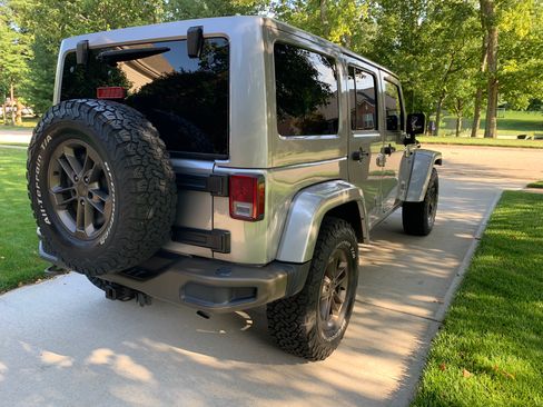 Used 2017 Jeep Wrangler Unlimited Sahara AWD/4WD image 11