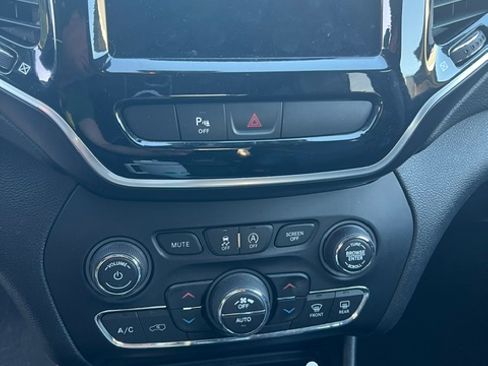 Used 2019 Jeep Cherokee Limited FWD image 2