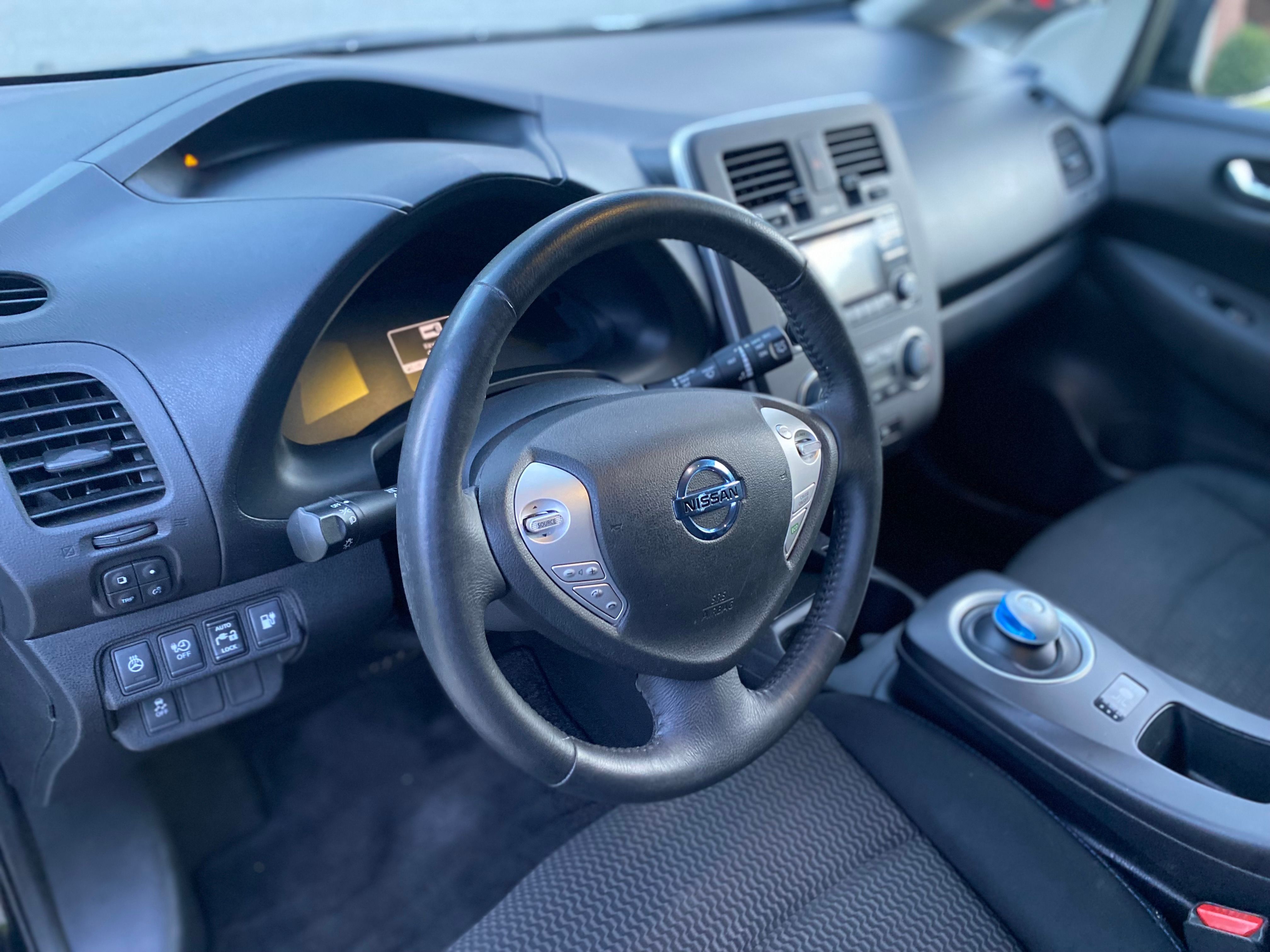 Used 2015 Nissan Leaf S FWD image 11