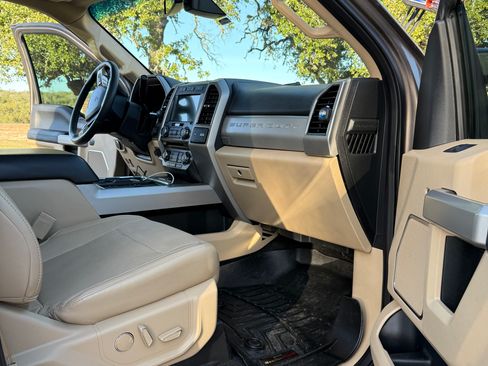 Used 2018 Ford F250 Lariat w/ Lariat Ultimate Package image 9