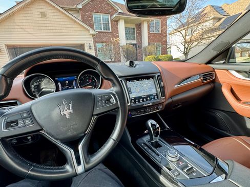 Used 2017 Maserati Levante Sport Utility 4D image 4