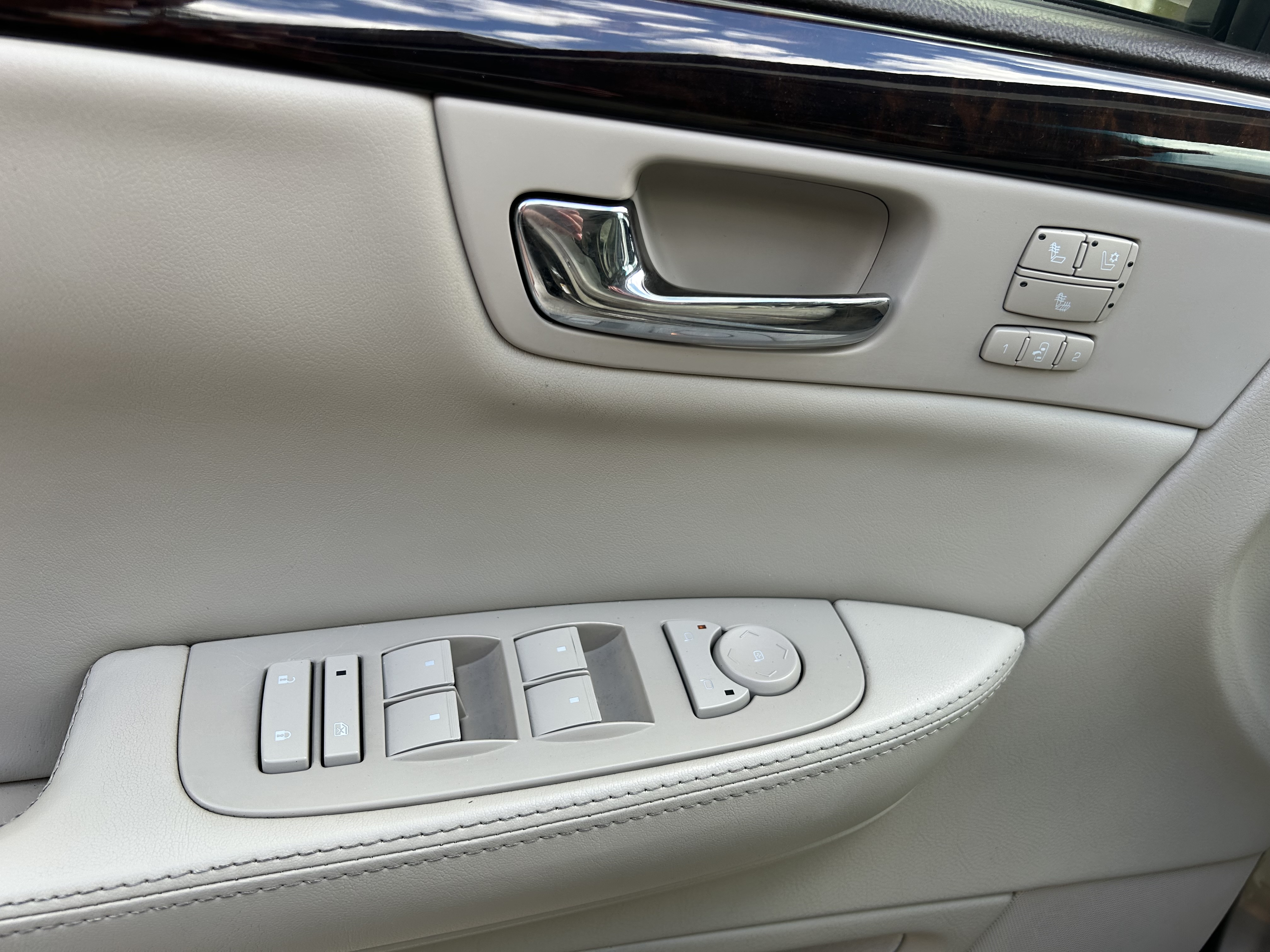 Used 2010 Cadillac DTS Luxury FWD image 14