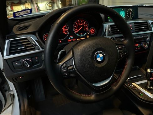 Used 2018 BMW 330e image 10