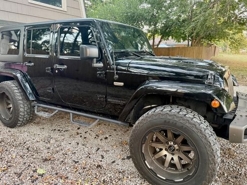 Used 2016 Jeep Wrangler Unlimited Sahara image 11