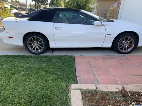 Used 2000 Chevrolet Camaro Z28 w/ SS Performance/Appearance Pkg image 4