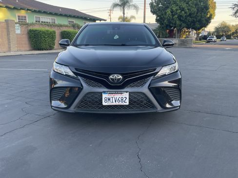 Used 2019 Toyota Camry SE w/ Carpet Mat Package image 2