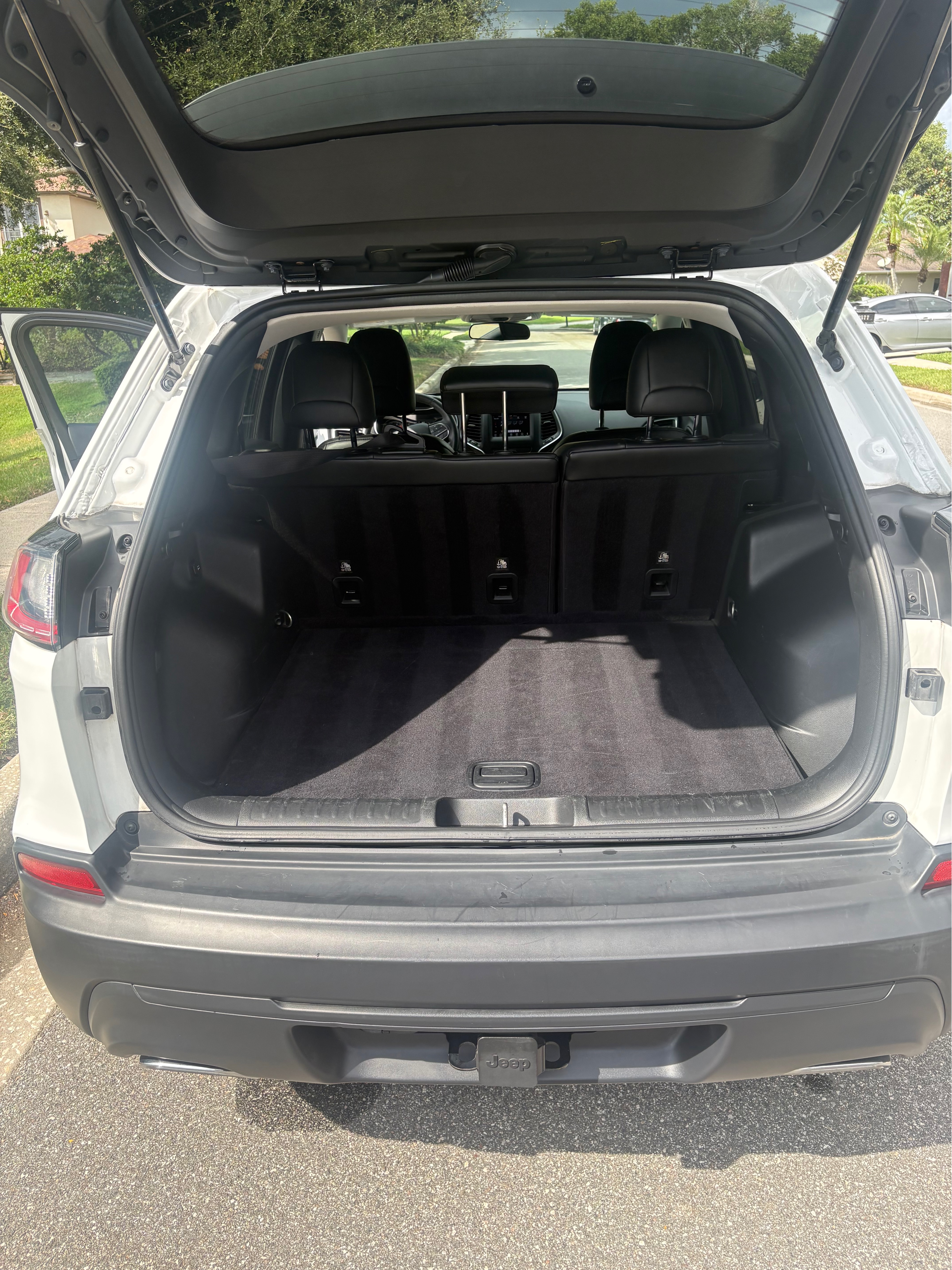 Used 2019 Jeep Cherokee Latitude Plus w/ Trailer Tow Group AWD/4WD image 11