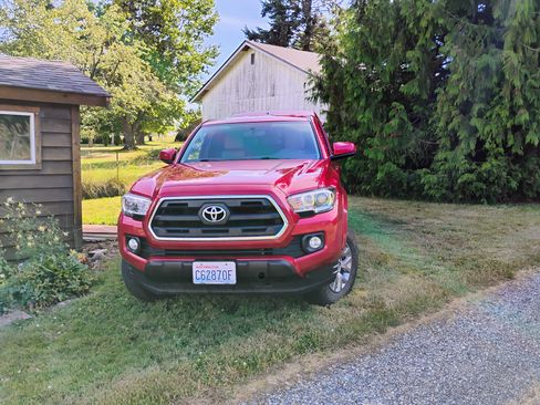 Used 2016 Toyota Tacoma SR5 w/ SR5 Appearance Package (SN) AWD/4WD image 4