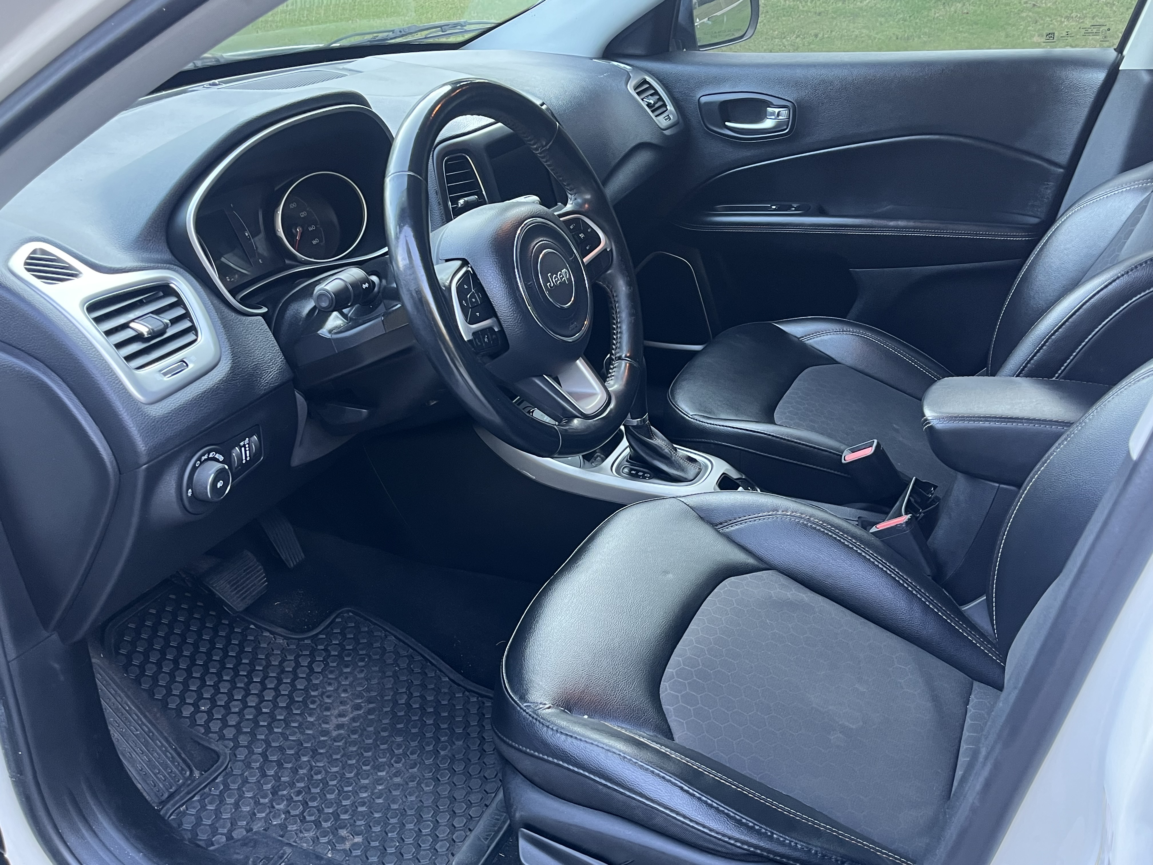 Used 2019 Jeep Compass Latitude w/ Cold Weather Group AWD/4WD image 12