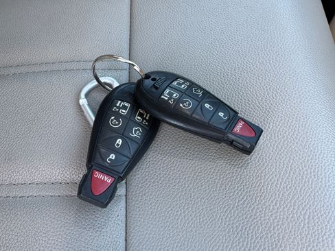 Used 2014 Chrysler Town & Country Touring w/ Driver Convenience Group image 16