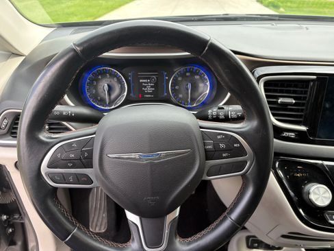 Used 2017 Chrysler Pacifica Touring-L FWD image 6