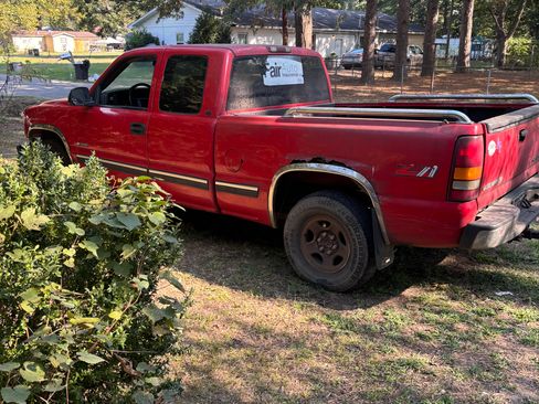 Used 2000 Chevrolet Silverado 1500 LS image 2