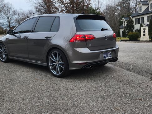 Used 2017 Volkswagen Golf R 4-Door image 6