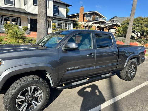 Used 2016 Toyota Tacoma TRD Sport image 1