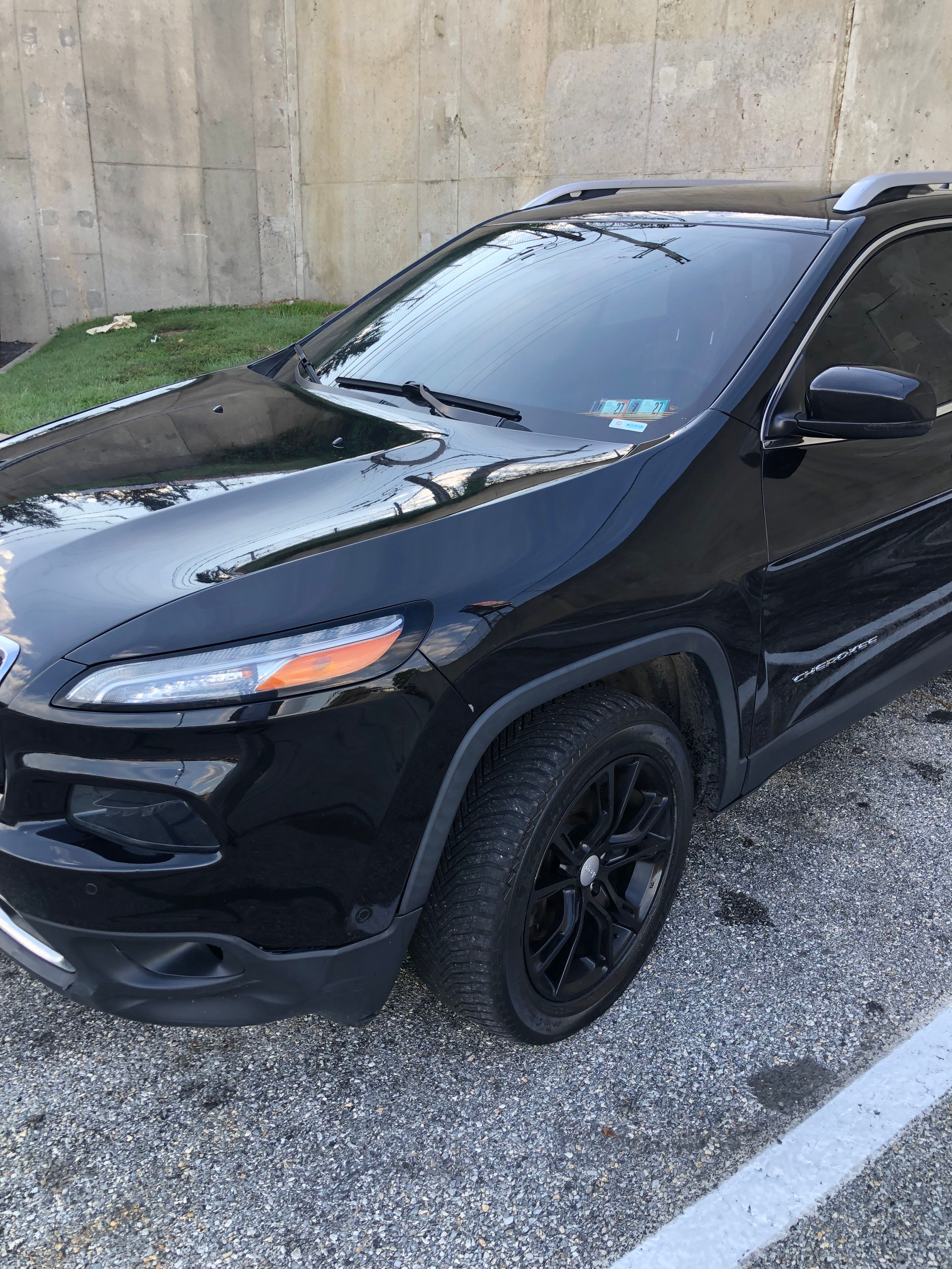Used 2014 Jeep Cherokee Limited w/ Technology Group AWD/4WD image 2