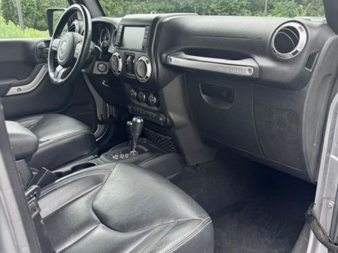 Used 2016 Jeep Wrangler Unlimited Sahara w/ Connectivity Group AWD/4WD image 6