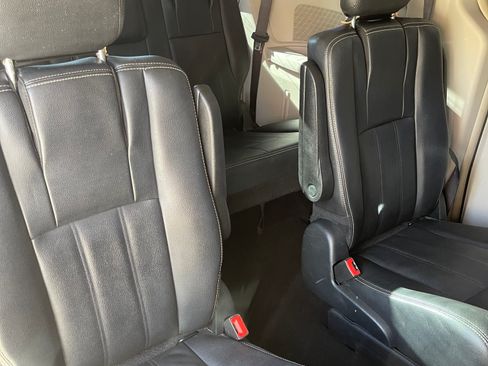 Used 2016 Chrysler Town & Country Touring image 5