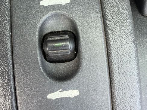 Used 2004 Chrysler Sebring LXi FWD image 17