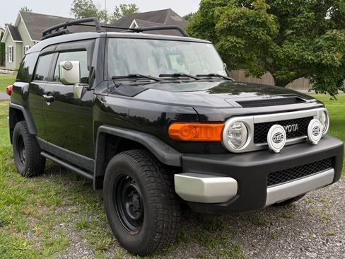 Used 2007 Toyota FJ Cruiser 4WD w/ TRD Special Edition image 2