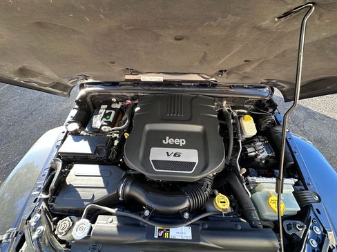 Used 2016 Jeep Wrangler Unlimited Sahara w/ Connectivity Group AWD/4WD image 9