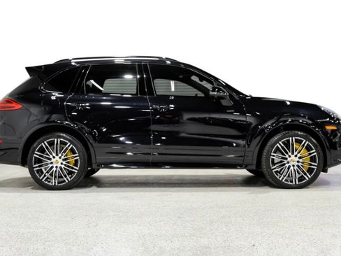 Used 2016 Porsche Cayenne Turbo S AWD/4WD image 2