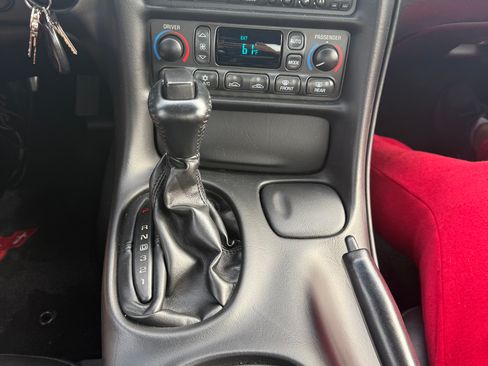 Used 2004 Chevrolet Corvette Coupe w/ Preferred Equipment Group RWD image 28