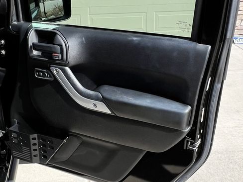 Used 2017 Jeep Wrangler Unlimited Rubicon w/ Connectivity Group image 9