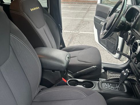 Used 2013 Jeep Wrangler Unlimited Sahara image 26