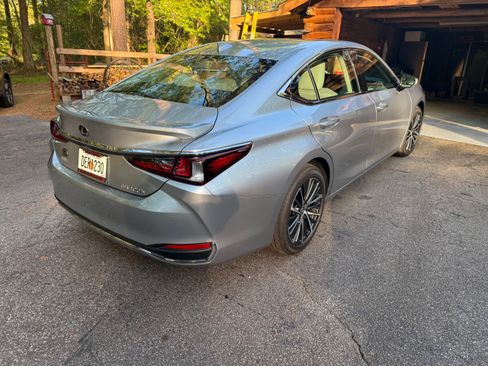 Used 2025 Lexus ES 300h w/ Premium Package image 2