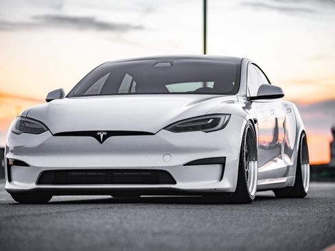 Used 2022 Tesla Model S Plaid image 2