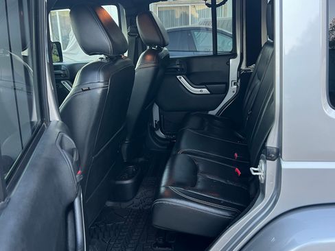 Used 2015 Jeep Wrangler Unlimited Rubicon w/ Dual Top Group AWD/4WD image 8