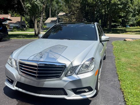 Used 2011 Mercedes-Benz E 550 4MATIC Sedan image 5