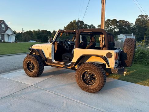 Used 2017 Jeep Wrangler Rubicon w/ Power Convenience Group image 29