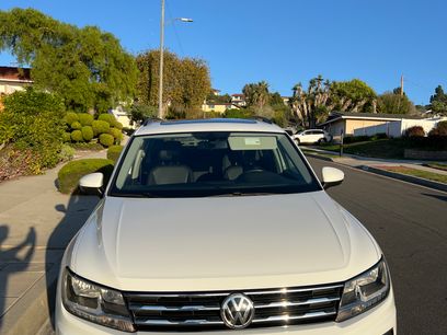 Used 2020 Volkswagen Tiguan SE w/ Panoramic Sunroof Package