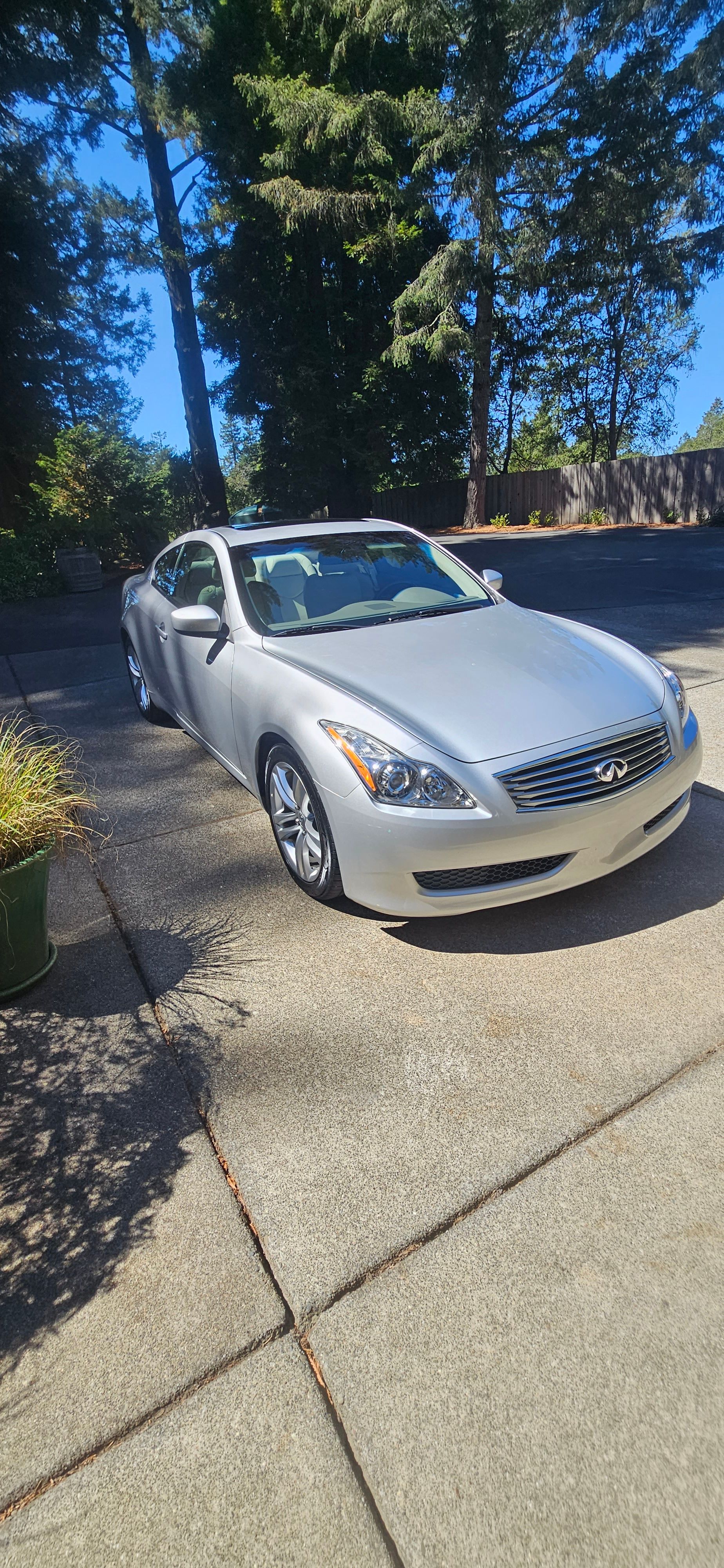 Used 2010 INFINITI G37 Journey w/ Premium Pkg RWD image 1
