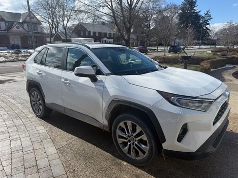 Used 2020 Toyota RAV4 XLE Premium image 2