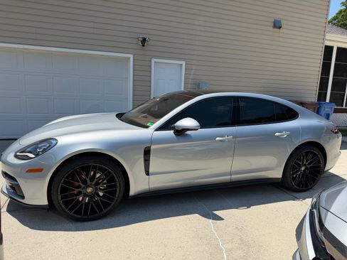 Used 2018 Porsche Panamera 4 AWD/4WD image 1
