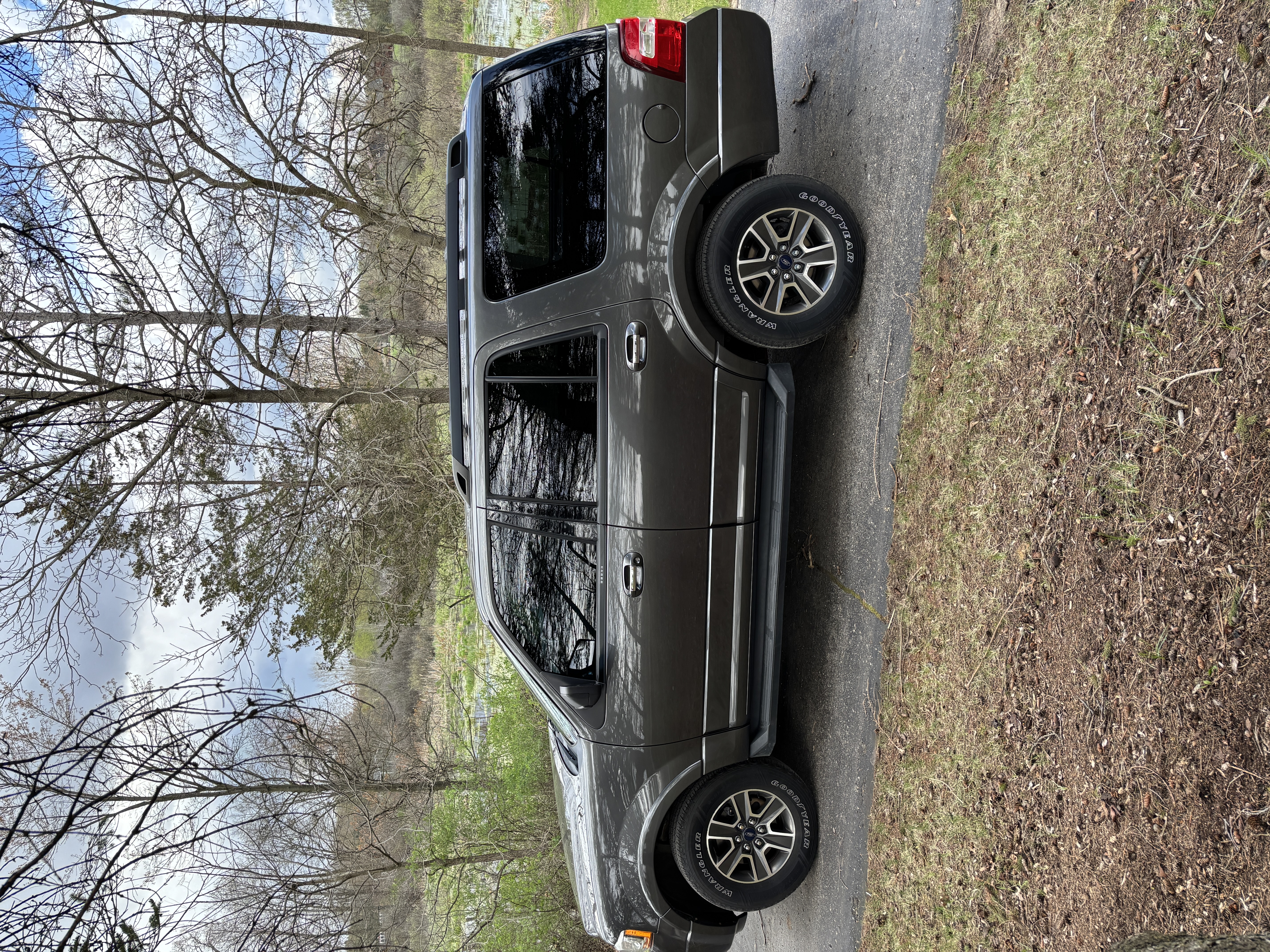 Used 2017 Ford Expedition XLT w/ Equipment Group 201A AWD/4WD image 1