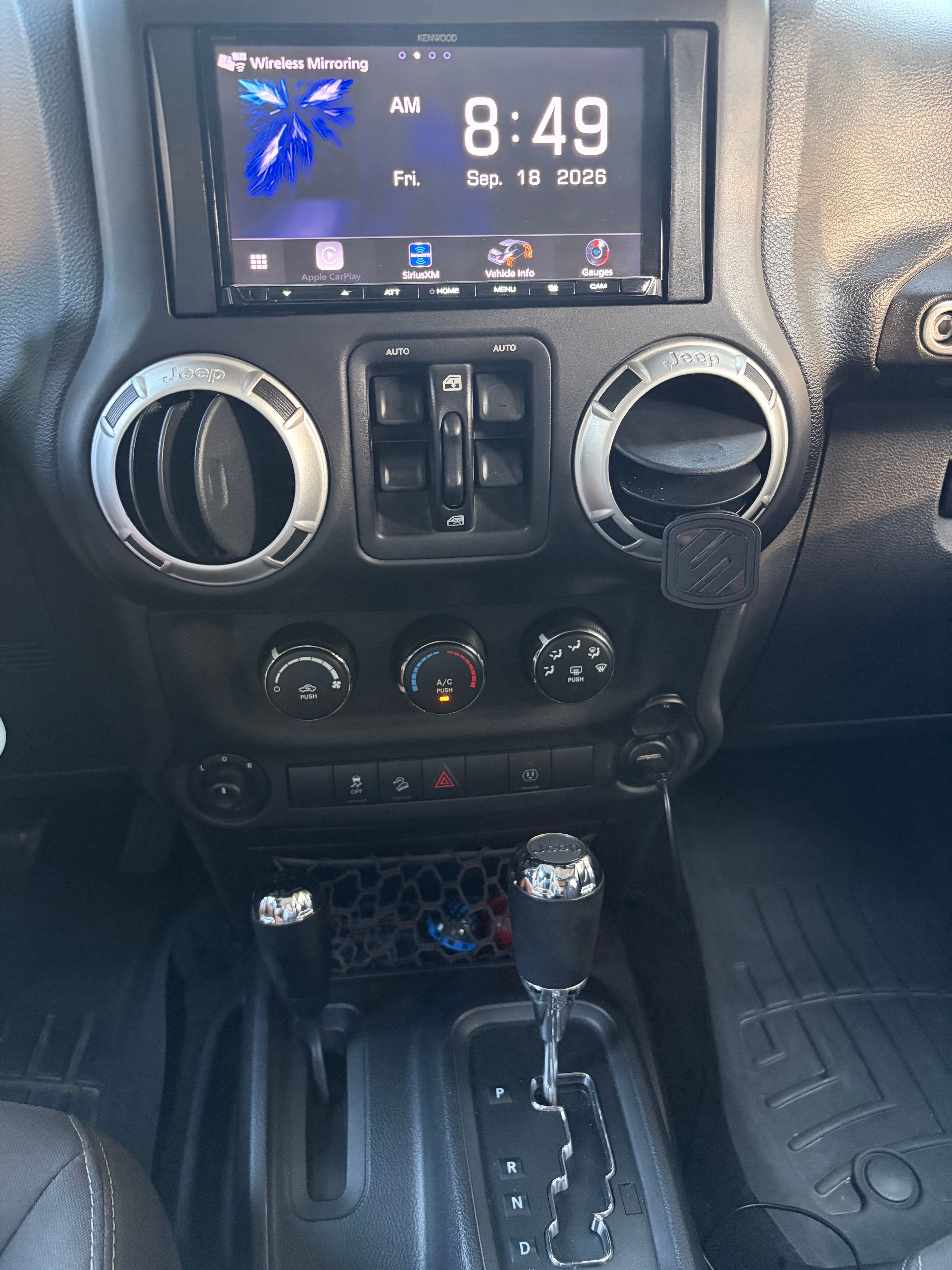 Used 2017 Jeep Wrangler Unlimited Sahara AWD/4WD image 8