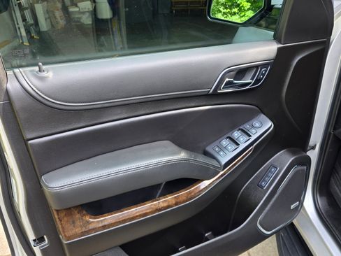 Used 2020 Chevrolet Suburban LT RWD image 16
