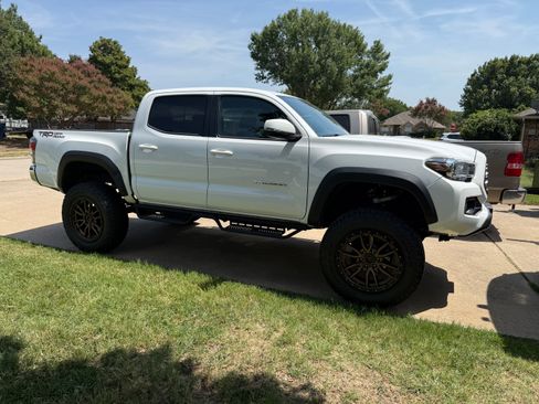 Used 2021 Toyota Tacoma TRD Off-Road RWD image 6