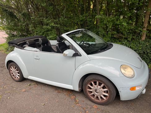 Used 2005 Volkswagen Beetle GLS FWD image 1