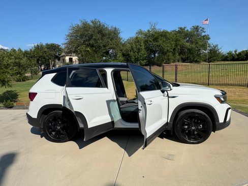 Used 2023 Volkswagen Taos SE w/ Panoramic Sunroof Package AWD/4WD image 24